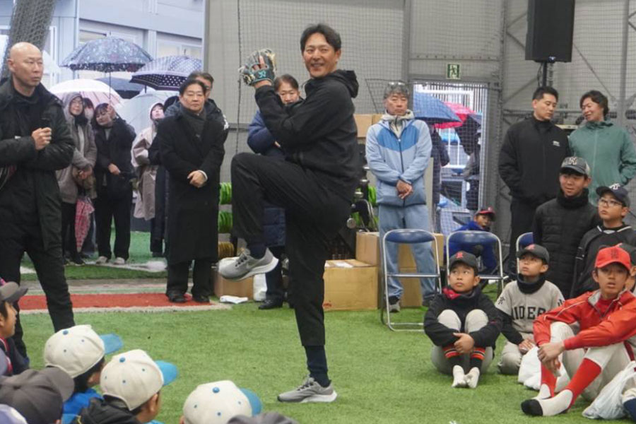 投球フォームを実演する岩隈久志氏【写真：尾辻剛】