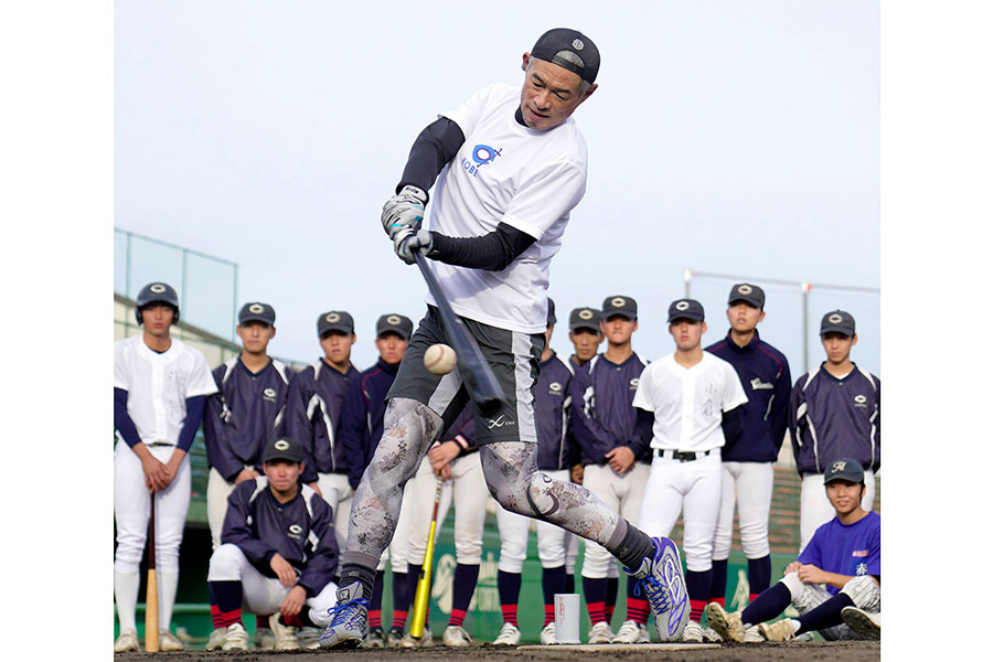 高校生の前で打撃を披露するイチロー氏（写真は2025年）【写真：代表撮影】