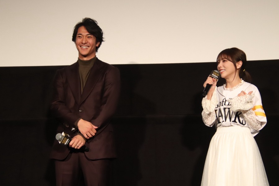 舞台挨拶に登場したソフトバンク・柳町達（左）と元乃木坂46の与田祐希さん【写真：福谷佑介】