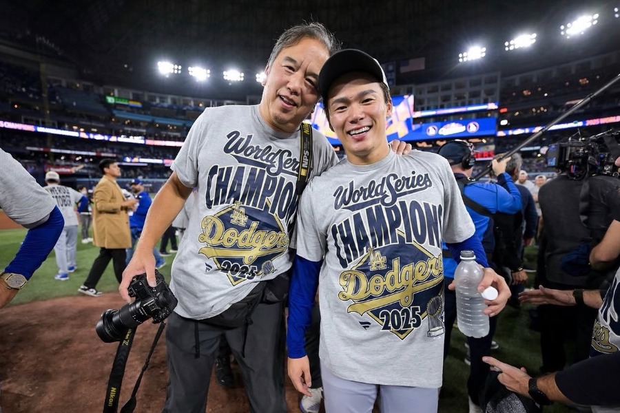 ドジャース・山本由伸（右）とジョン・スーフー氏【写真提供：ジョン・スーフー/ドジャース】