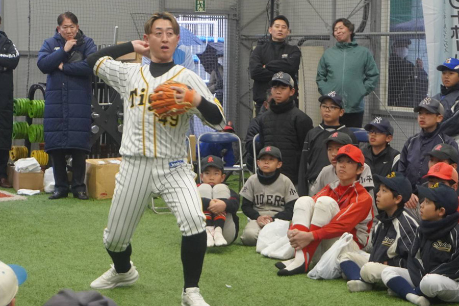 送球を実演する今成亮太氏【写真：尾辻剛】