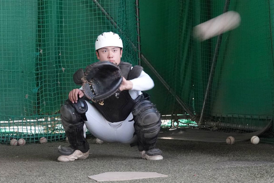 キャッチング練習を行う報徳学園の選手【写真：橋本健吾】