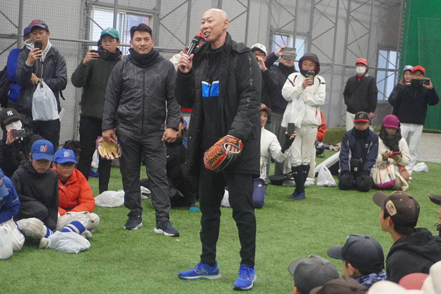 守備の動きを実演する森本稀哲氏【写真：尾辻剛】