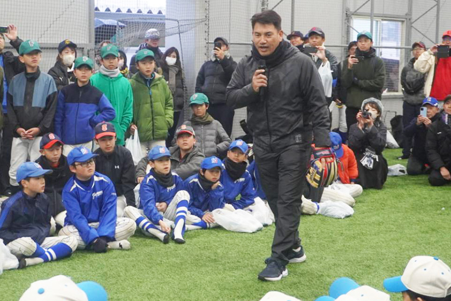 小学生を指導する井口資仁氏【写真:尾辻剛】