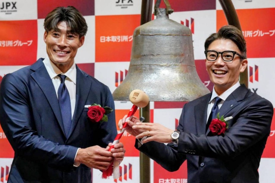 鐘を鳴らす今中康仁さん（右）と糸井嘉男氏【写真提供：SENSE TRUST】