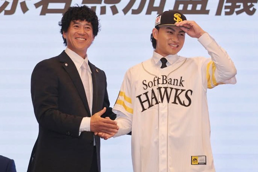 ソフトバンクに入団した徐若熙（右）と城島健司CBO（投稿をスクリーンショット）【提供：味全ドラゴンズ】