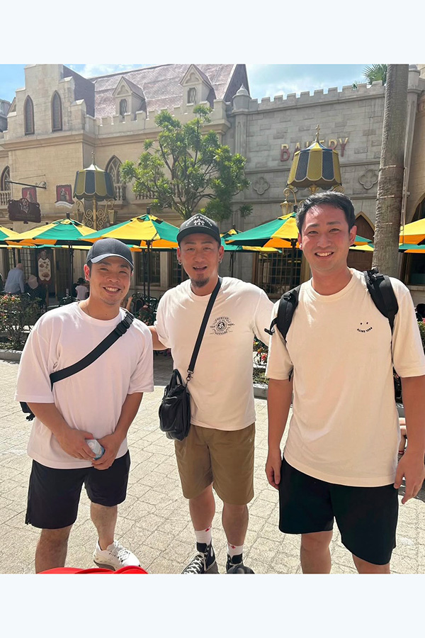 シンガポールで遭遇したソフトバンク・近藤健介（左）と中田翔氏（中央）（写真はスクリーンショット）