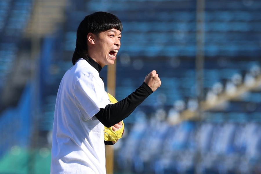 投球後ガッツポーズする「バッテリィズ」のエース【写真：加治屋友輝】