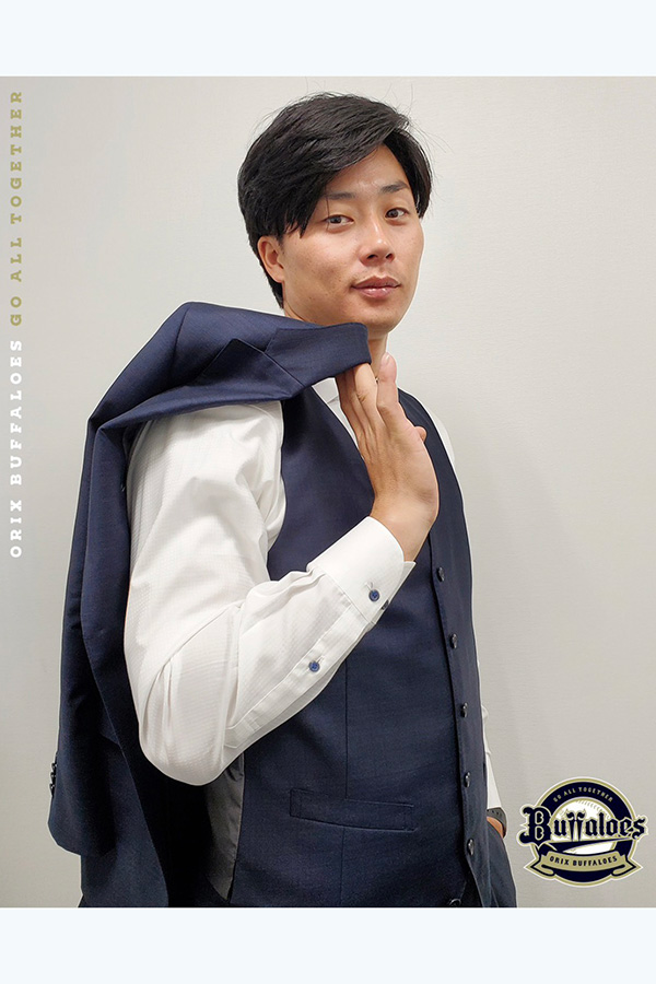 スーツ姿でポーズをとるオリックス・廣岡大志（画像は公式インスタグラムより）