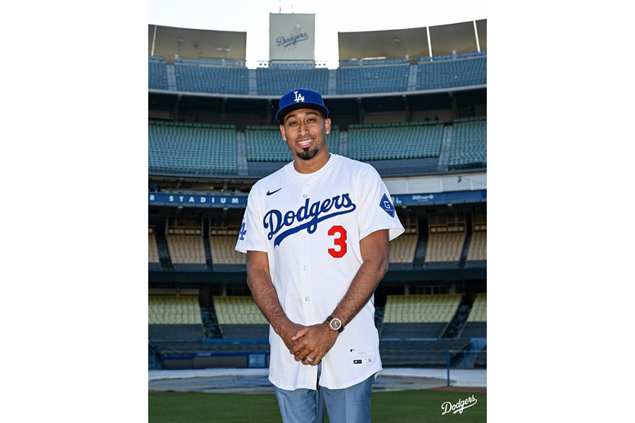 ポーズを取るドジャースのエドウィン・ディアス【写真提供：ドジャース】