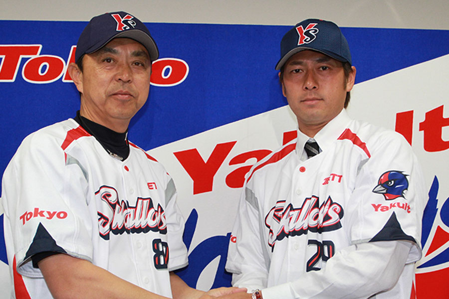 ヤクルト入団会見に出席した小川淳司元監督（左）と小野寺力氏【写真提供：産経新聞社】