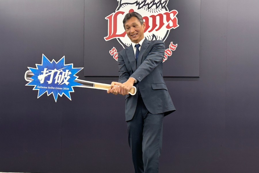 今季のスローガンを発表した西武・西口文也監督【写真：宮脇広久】