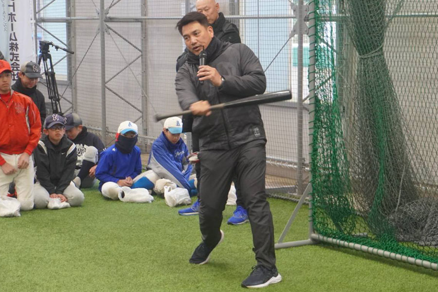 素振りを実演する井口資仁氏【写真：尾辻剛】