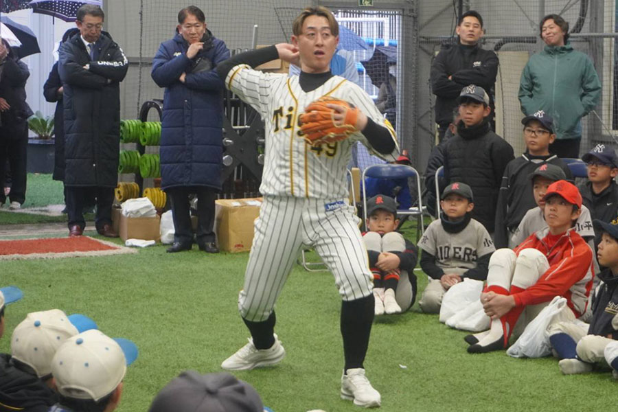 守備の動作を実演する今成氏【写真:尾辻剛】