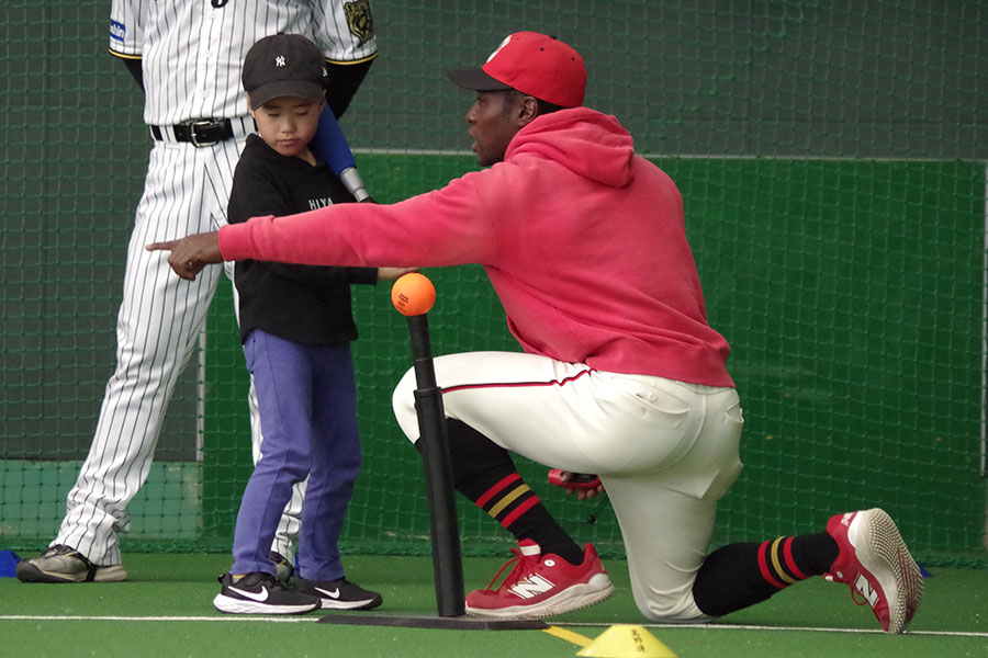 子どもたちを指導する高知ファイティングドックスのサンフォ・ラシイナ【写真：喜岡桜】