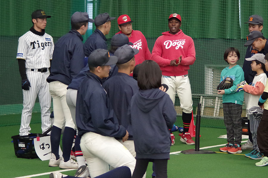 初心者への指導は「単純な目的」も大切だと語る【写真：喜岡桜】
