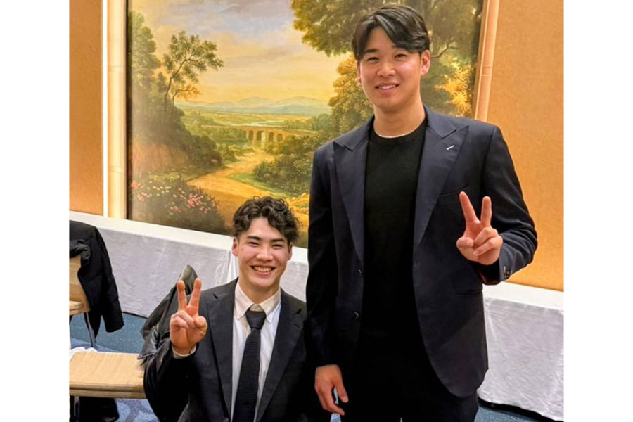 梶原大暉さん（左）と山下舜平大【写真：本人提供】