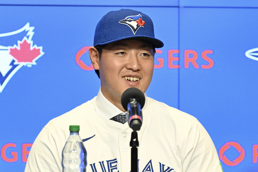 入団会見に臨んだBジェイズ・岡本和真【写真：アフロ】