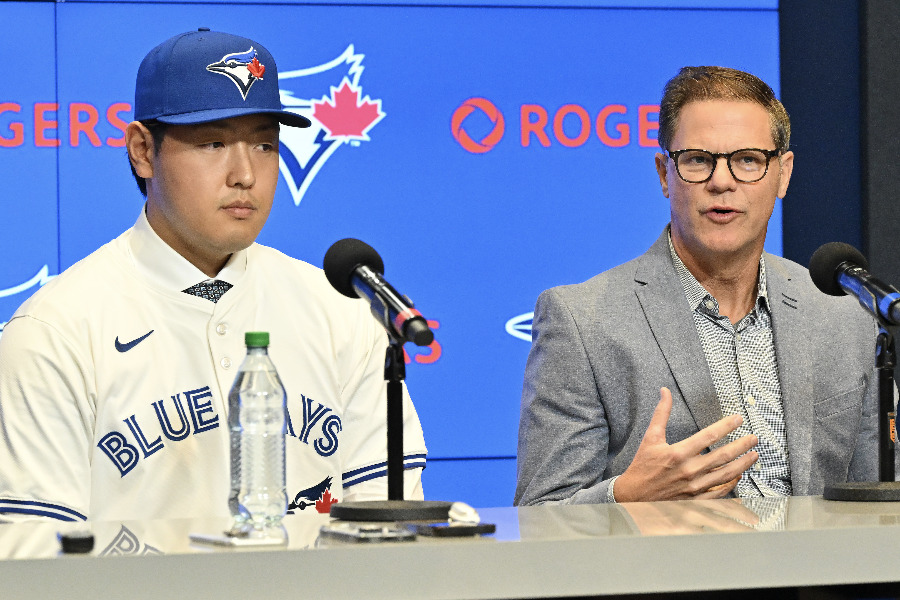入団会見に臨んだBジェイズ・岡本和真（左）【写真：アフロ】