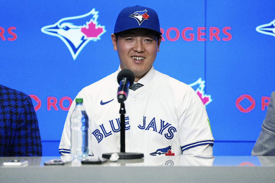 入団会見に臨んだBジェイズ・岡本和真【写真：ロイター】