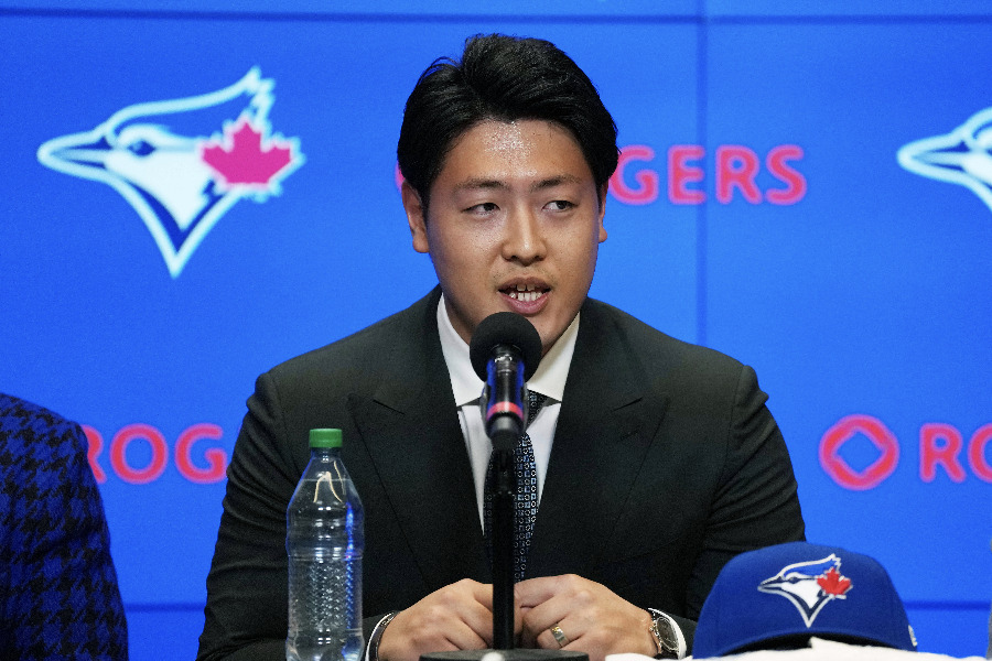 入団会見に臨んだBジェイズ・岡本和真【写真：ロイター】