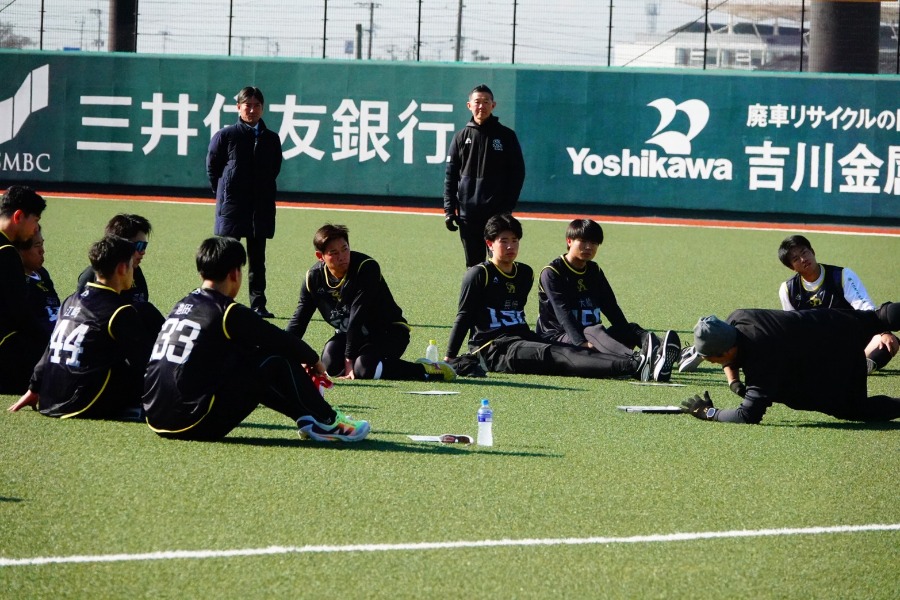 タマスタ筑後で新人合同自主トレを行うナイン【写真:川村虎大】