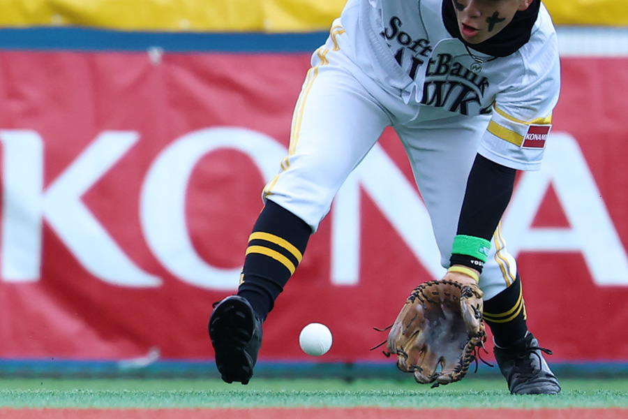 素早く確実な送球を生む打球への入り方とは（写真はイメージ）