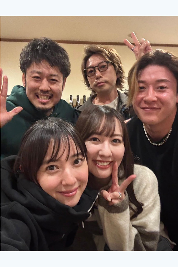 吉田輝星（右）が投稿した俳優の佐々木希さん（左下）らとの記念写真（写真はスクリーンショット）