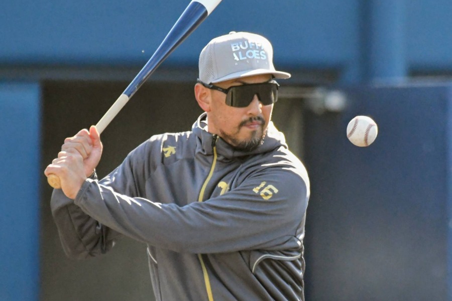 秋季練習でノックをするオリックス・平野佳寿兼任コーチ【写真：北野正樹】