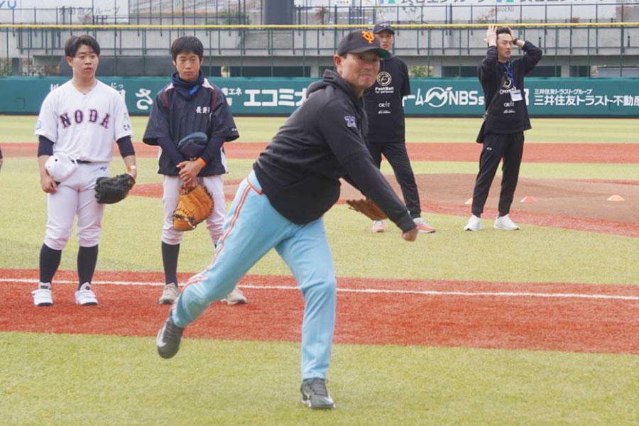 投球を実演する桑田真澄氏【写真:尾辻剛】