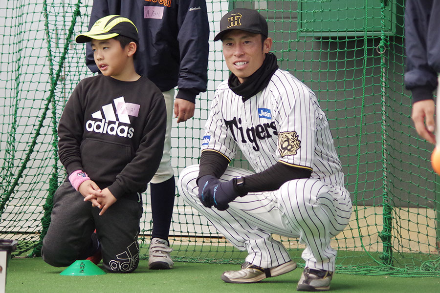 野球教室に参加した阪神アカデミーの江越大賀コーチ【写真:喜岡桜】