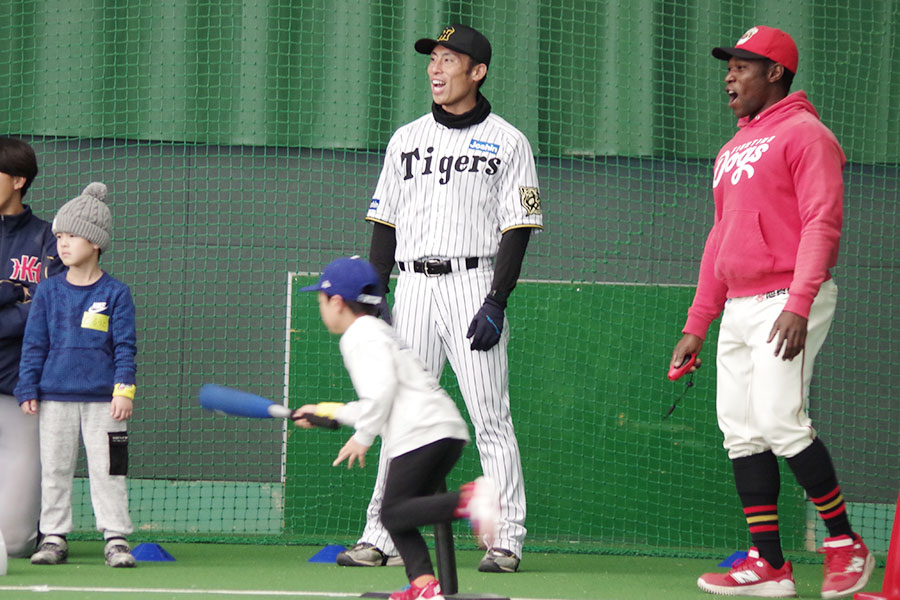 低学年の指導には“割り切り”も必要と話す【写真:喜岡桜】
