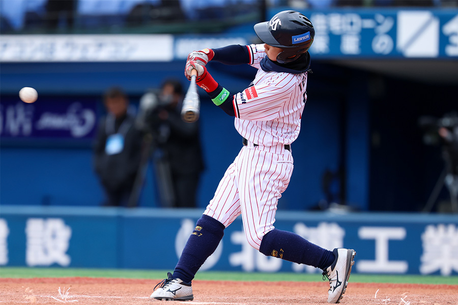 不慣れな軟式球に対応し大会ではサヨナラ打も放った【写真：加治屋友輝】