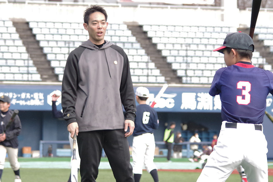 野球教室を開催した広島・秋山翔吾（左）【写真：喜岡桜】