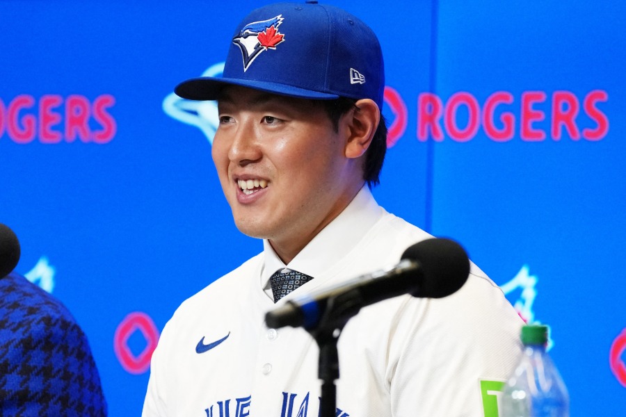 Bジェイズの入団会見に臨んだ岡本和真【写真：ロイター】