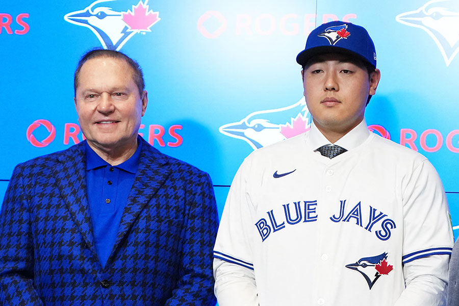 Bジェイズ入団会見に臨んだスコット・ボラス氏（左）と岡本和真【写真：ロイター】
