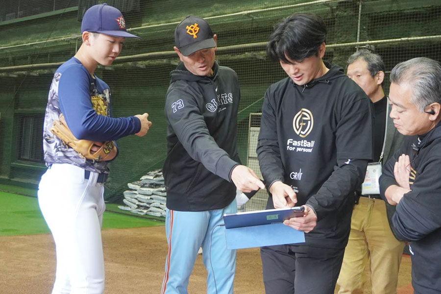 ブルペンで指導する桑田真澄氏【写真：尾辻剛】