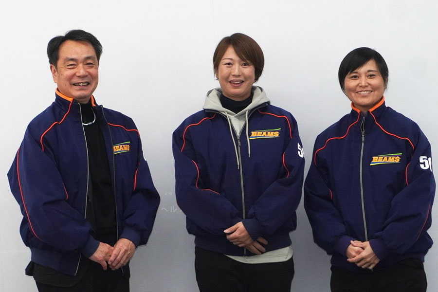 「ZENKO BEMS」の海野弘幸オーナー、川端友紀助監督、中島梨紗監督(左から)【写真:宮脇広久】