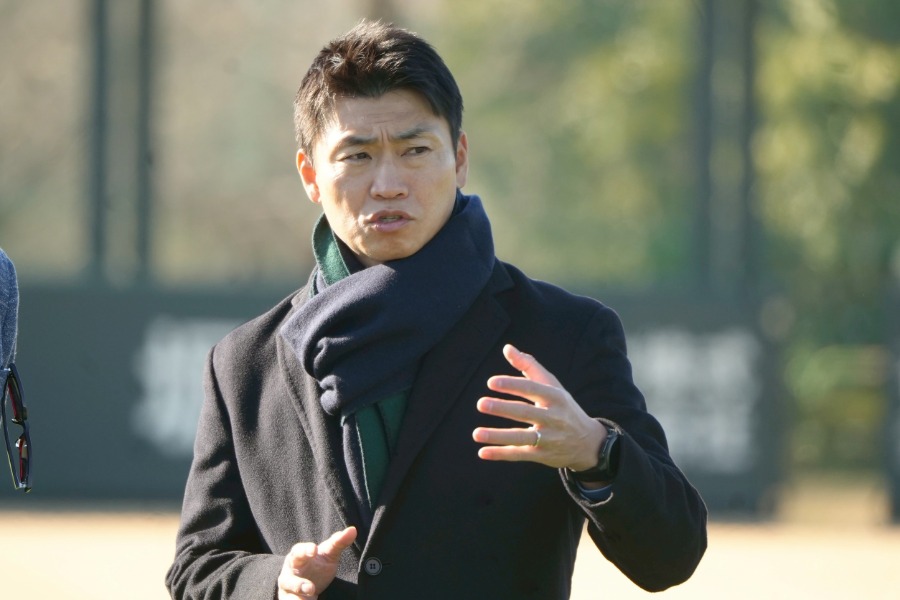 新人合同自主トレを視察した青木宣親氏【写真:町田利衣】