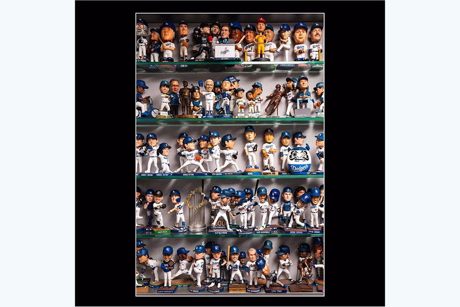 大量のボブルヘッドの中に青い達磨が陳列されている【写真提供：ジョン・スーフー/ドジャース】