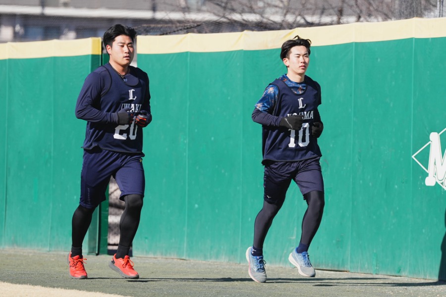 新人合同自主トレで走り込みをする西部・岩城颯空(左)と小島大河【写真:小林靖】