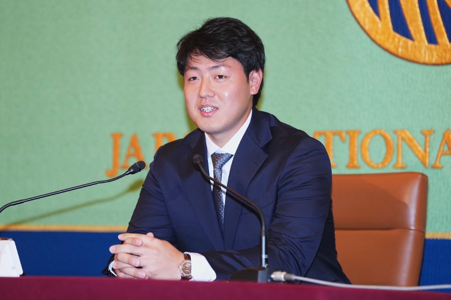 退団会見に臨んだ岡本和真【写真:小林靖】