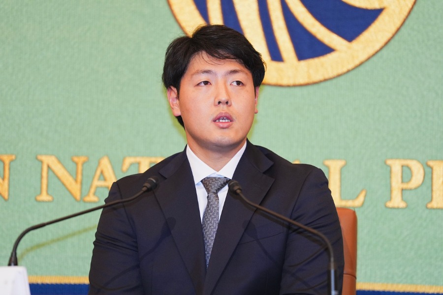 会見に出席したブルージェイズ・岡本和真【写真:小林靖】