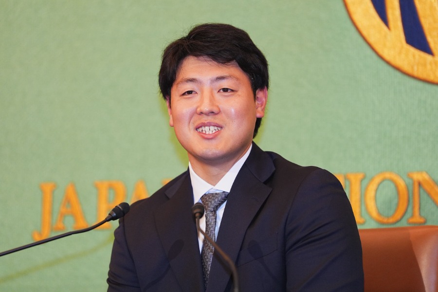 退団会見に臨んだブルージェイズ・岡本和真【写真：小林靖】