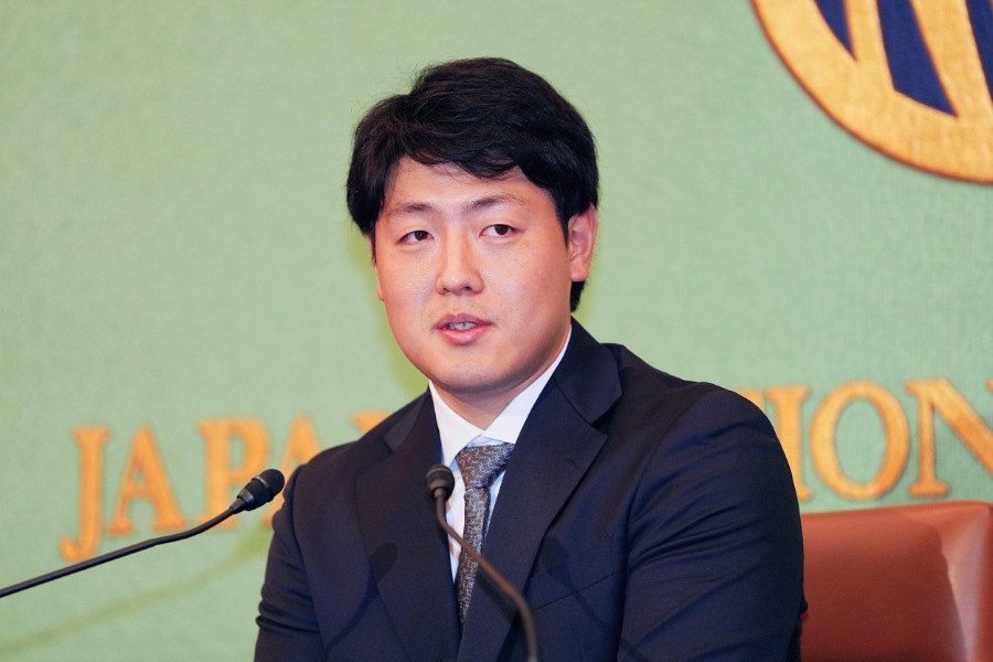 退団会見に出席した岡本和真【写真：小林靖】