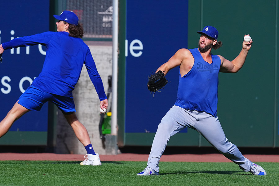 キャッチボールをするドジャース選手時代のクレイトン・カーショー【写真：荒川祐史】
