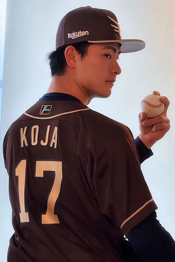 ファンクラブ会員向けユニホームを着用する楽天・古謝樹（写真はスクリーンショット）