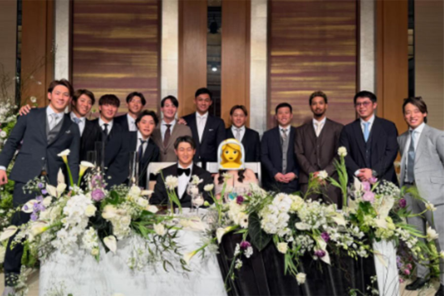 オリックス・麦谷祐介が投稿した紅林弘太郎の結婚式の写真（画像はスクリーンショット）
