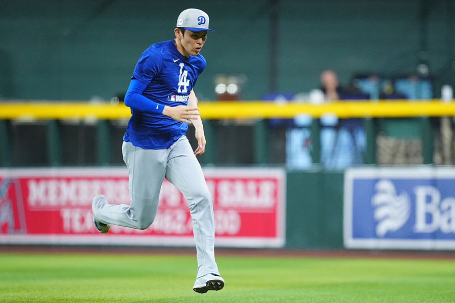 走るトレーニングをするドジャース・佐々木朗希【写真：荒川祐史】