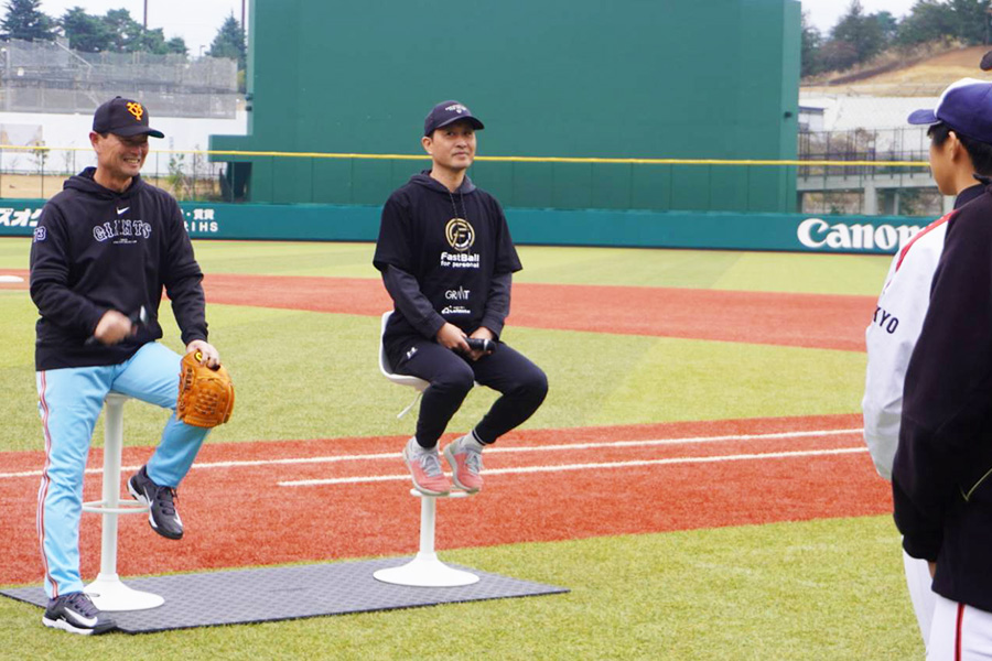 デジタル野球教室で講師を務めた志田宗大氏（左は桑田真澄氏）【写真：尾辻剛】